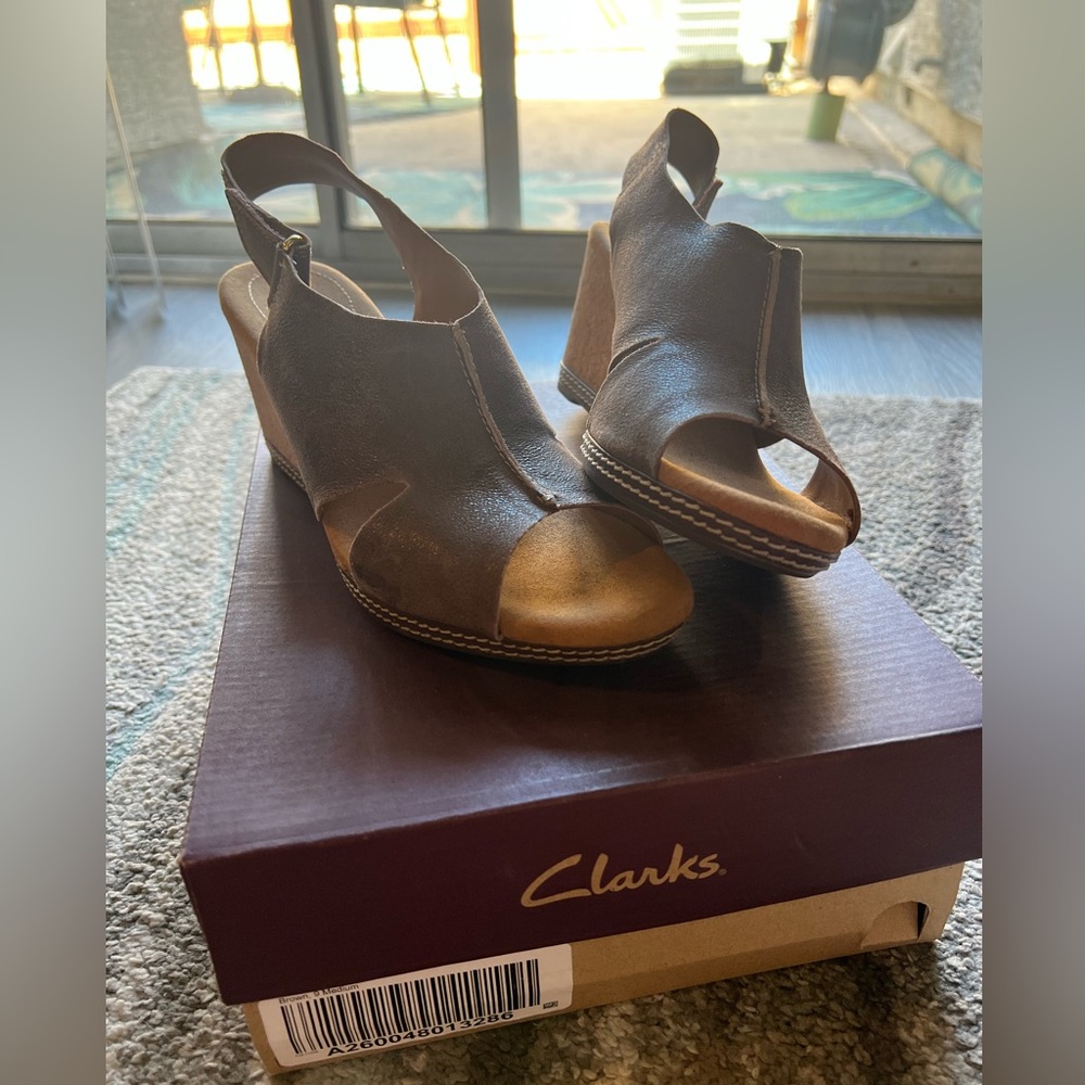Clarks Women’s size 9 Brown Wedge Sandal - Picture 1 of 5